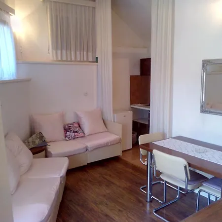 Collins Apartment *